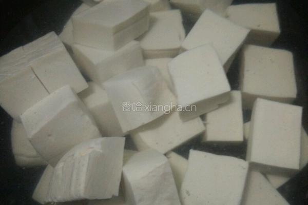 金针菇瘦肉豆腐汤的做法图解2