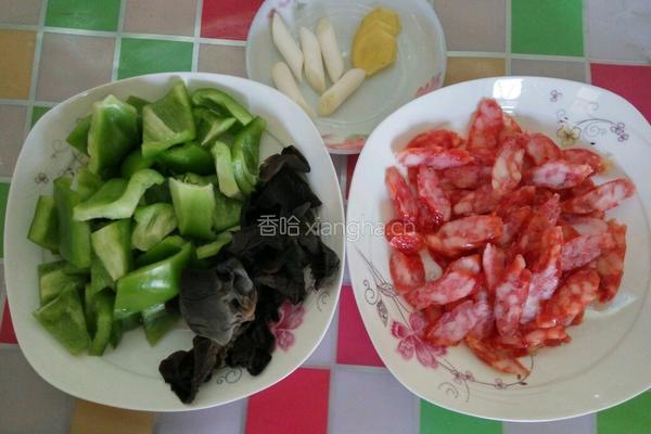青椒木耳炒腊肠的做法图解2