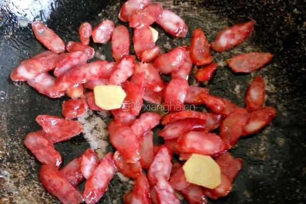 青椒木耳炒腊肠的做法图解3