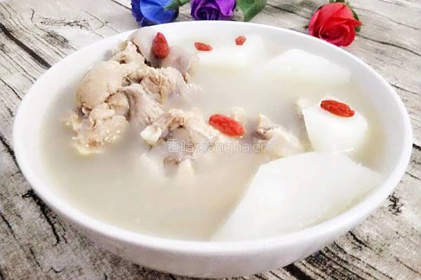 白萝卜炖大骨头的做法图解1