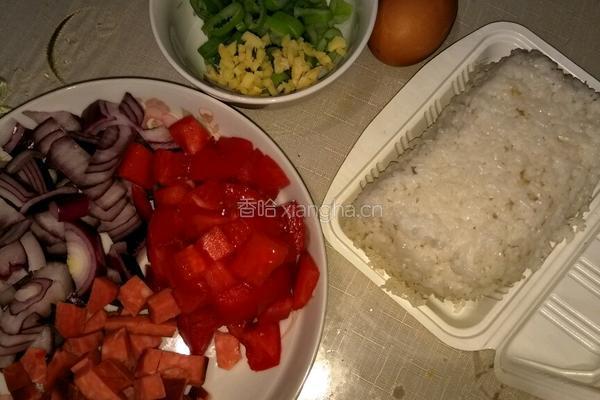 圆葱西红柿炒饭的做法图解1