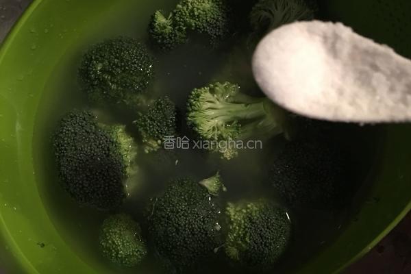 西蓝花黄骨鱼汤的做法图解1