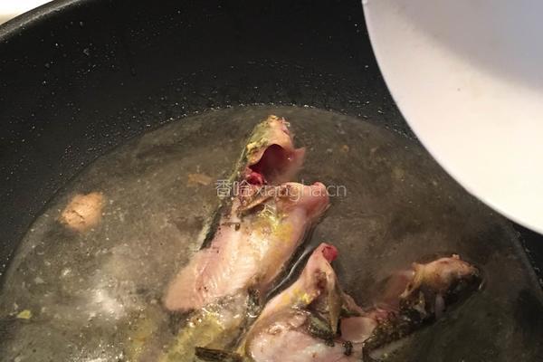 西蓝花黄骨鱼汤的做法图解3