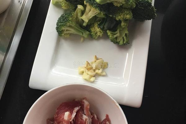 腊肉炒西兰花的做法图解1
