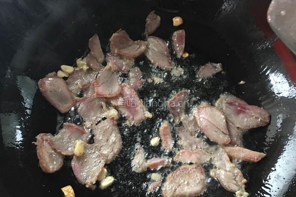 腊肉炒西兰花的做法图解2