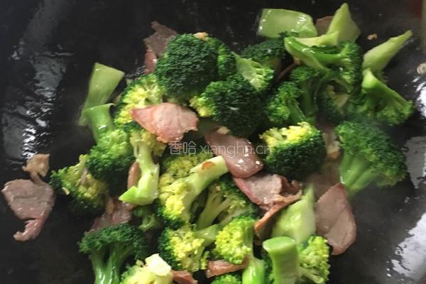 腊肉炒西兰花的做法图解3