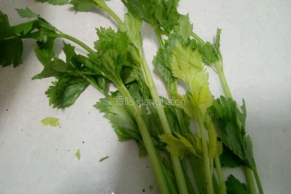 芹菜炒肉丝的做法图解1