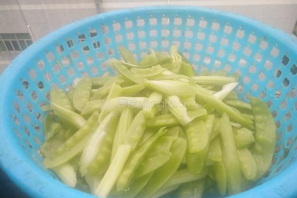 西芹荷兰豆炒腊肉的做法图解2