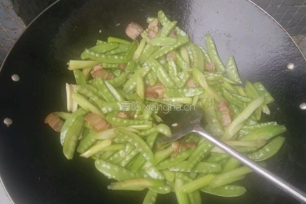 西芹荷兰豆炒腊肉的做法图解5