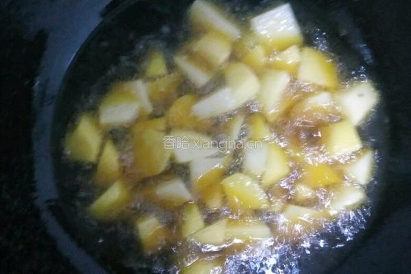 孜然土豆炒脆皮肠的做法图解3