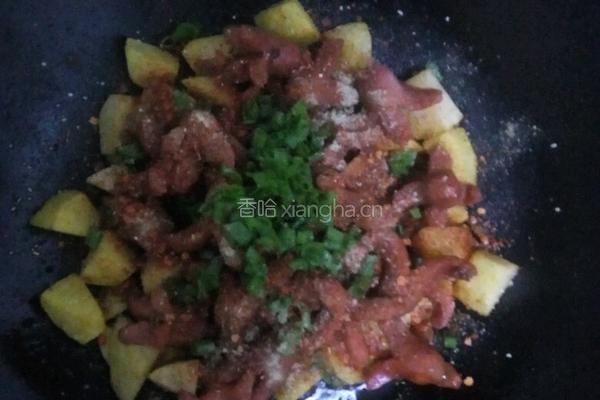 孜然土豆炒脆皮肠的做法图解5