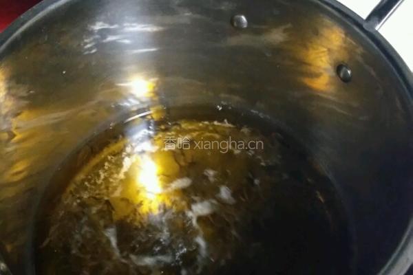 口感爽滑且香醇浓厚的港式奶茶的做法图解3