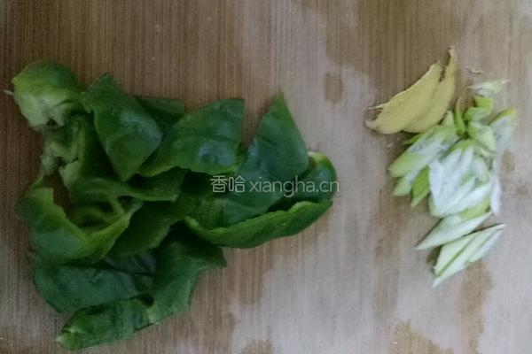 豆腐炒青椒的做法图解2