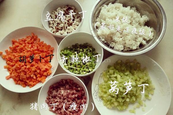 什锦炒饭（蔬菜肉丁炒饭）的做法图解1