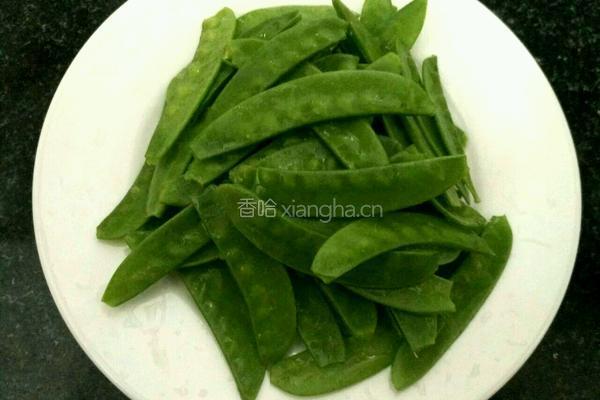 荷兰豆炒腊肠的做法图解1