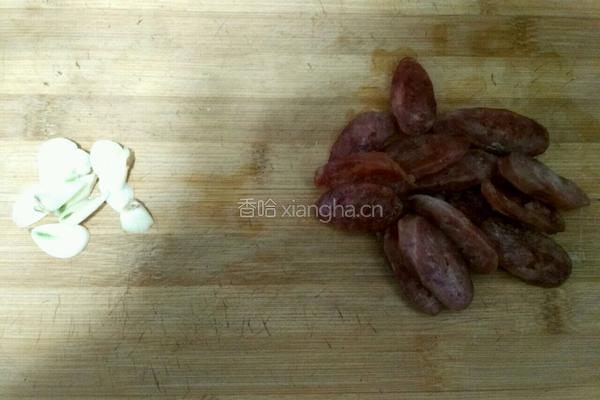 荷兰豆炒腊肠的做法图解2