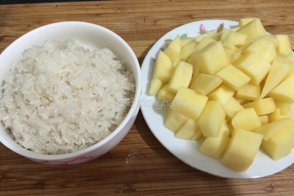 土豆焖饭的做法图解1