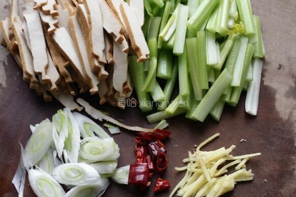 芹菜炒豆干的做法图解2