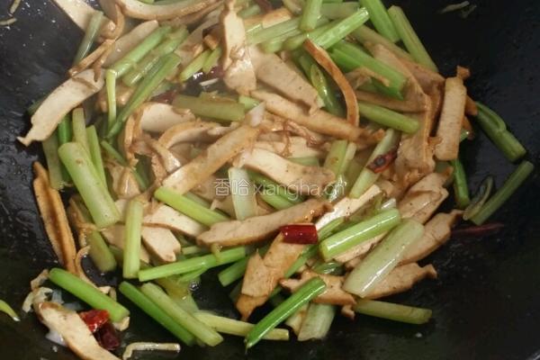 芹菜炒豆干的做法图解5