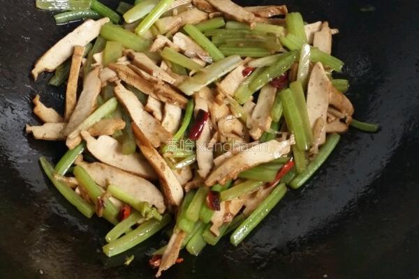 芹菜炒豆干的做法图解6