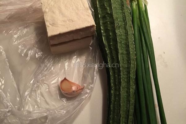 丝瓜炖豆腐的做法图解1