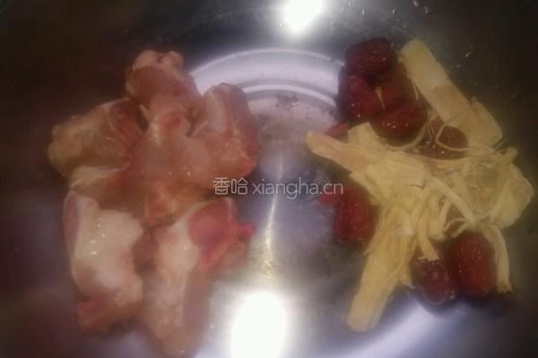 广东＜药材汤＞猪大骨煲药材的做法图解1