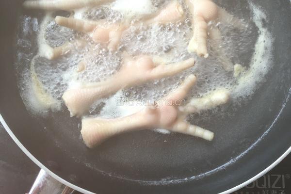 花生眉豆鸡脚汤的做法图解3