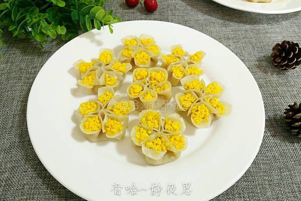 胡萝卜馅梅花饺的做法图解1