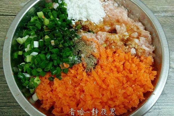 胡萝卜馅梅花饺的做法图解7