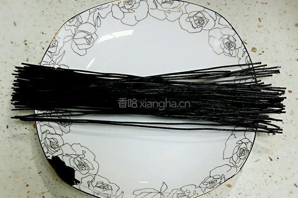 凉拌蕨根粉的做法图解1