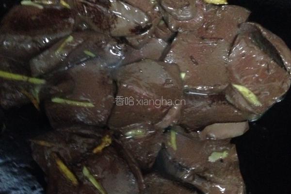酸菜炒猪红的做法图解3