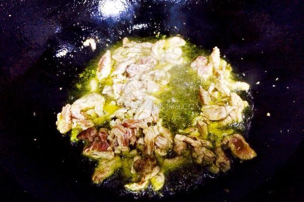 蘑菇炒肉的做法图解5