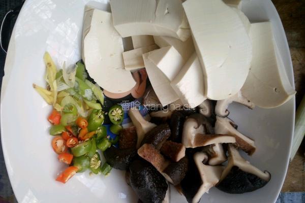 香菇豆腐炖青菜的做法图解2