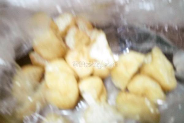 金针菇炒油豆腐的做法图解2