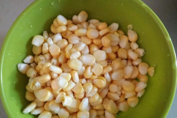 甜玉米炒肉的做法图解1