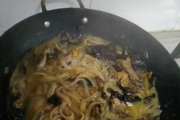 东北菜小鸡炖蘑菇粉条的做法图解7