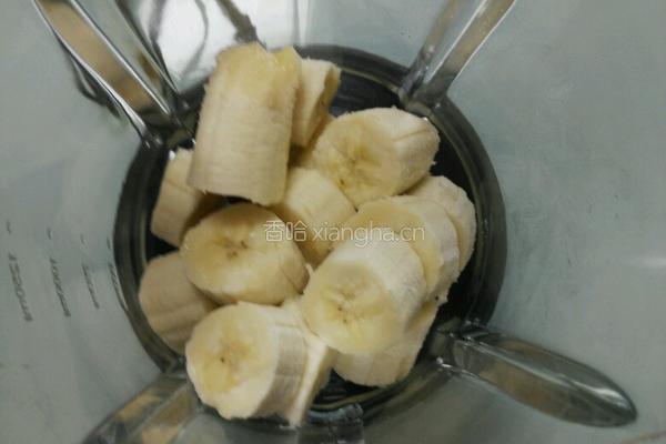 香蕉牛奶饮的做法图解2