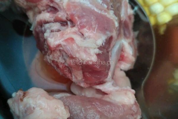 玉米排骨汤的做法图解2