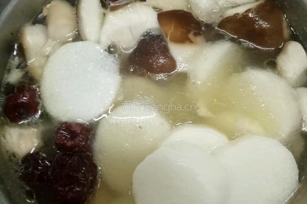 山药香菇鸡肉汤的做法图解3