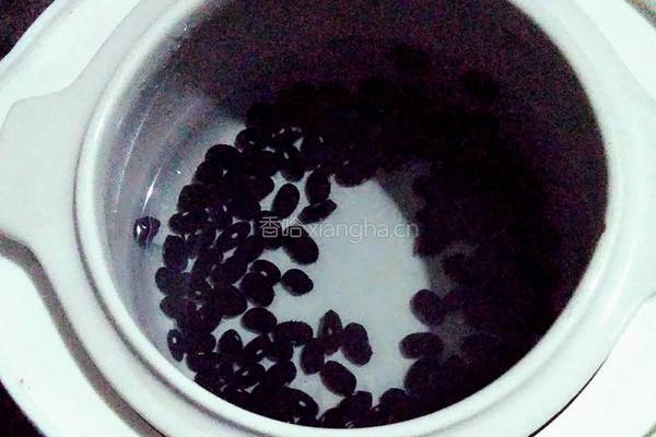 黑豆红薯粥的做法图解2
