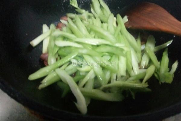 腊肠炒芹菜的做法图解5
