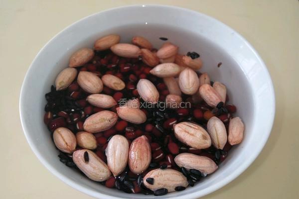 红枣红豆黑米粥的做法图解2