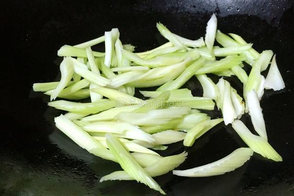 西芹炒鱿鱼的做法图解9