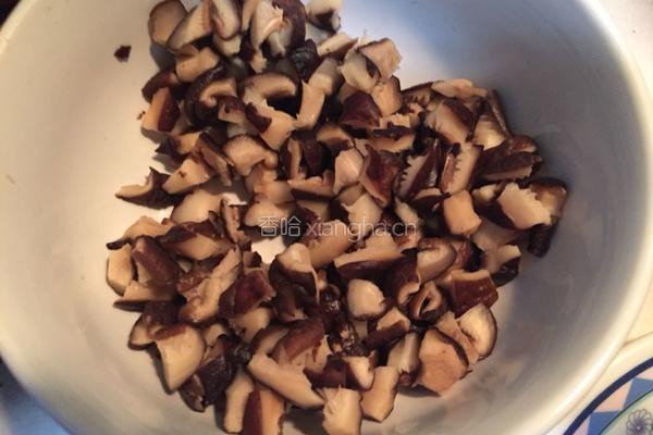 香菇鸡腿肉焖饭的做法图解1