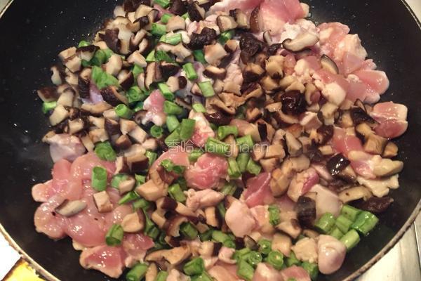香菇鸡腿肉焖饭的做法图解6