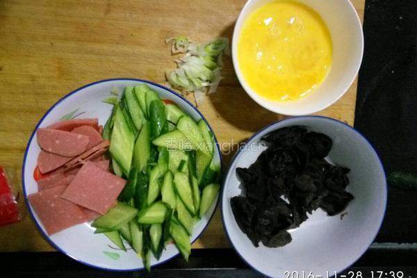 黄瓜炒鸡蛋木耳的做法图解1