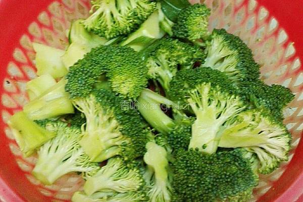 西兰花拌鸡腿的做法图解6