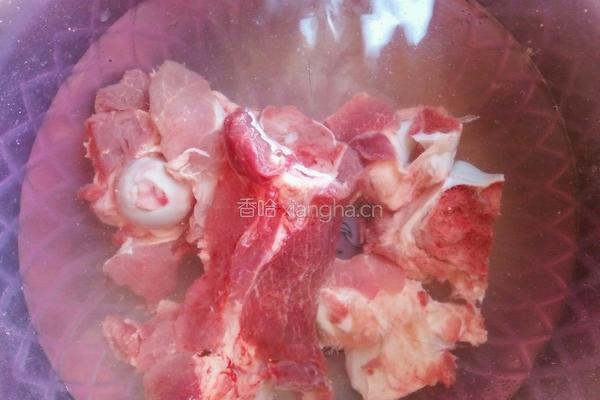 白萝卜大骨头汤的做法图解2