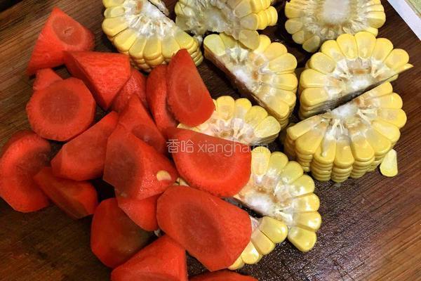 胡萝卜玉米排骨汤的做法图解2
