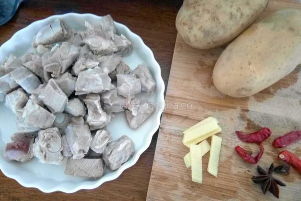 排骨炖土豆的做法图解1